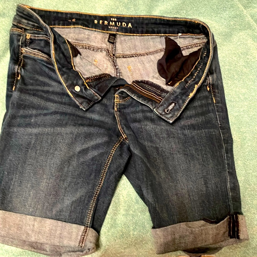 Bermuda shorts in midrise style. Tight fitting.